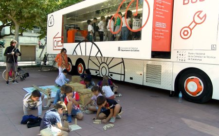 ALUMNES DE LES ESCOLES I DE L’INSTITUT DE TREMP VISITEN EL BUS TECNOLÒGIC