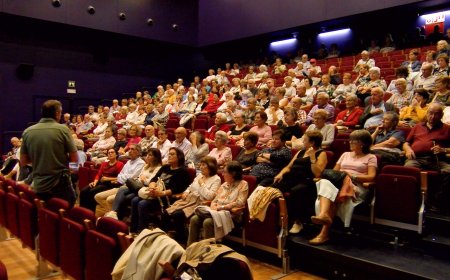 LA LIRA DE TREMP S'OMPLE PER ASSISTIR A LA XERRADA 'REDEFININT LES MASCULINITATS PEL SEGLE XXI'