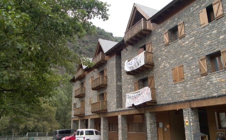 UN GRUP DE JOVES OCUPA UN EDIFICI BUIT A RIALP PER A DENUNCIAR LA MANCA D'HABITATGE AL PALLARS