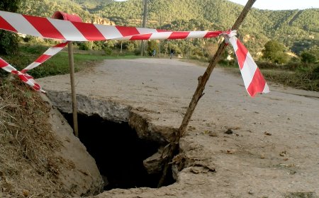TALLAT EL CAMÍ DEL RIU A OLIANA PER UN ESFONDRAMENT DEL FERM