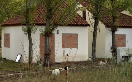ELS BUNGALOUS DE LA POBLA, A L’ESPERA D’UNA SUBVENCIÓ PER SERVIR DE PRÀCTIQUES EN MAÇONERIA