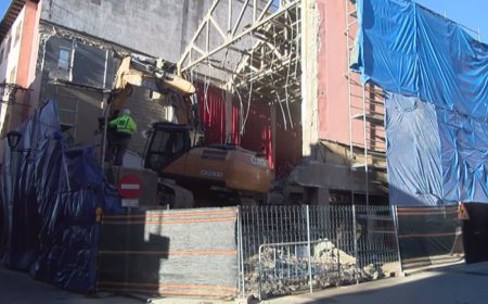 COMENÇA L'ENDERROC DE L'HISTÒRIC CINEMA AVINGUDA DE PUIGCERDÀ