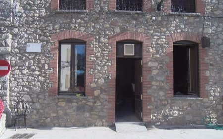 L'AJUNTAMENT D'ALP FA OBRES DE MILLORA A L'EMBLEMÀTIC BAR DEL CASINO PER PODER-LO REOBRIR