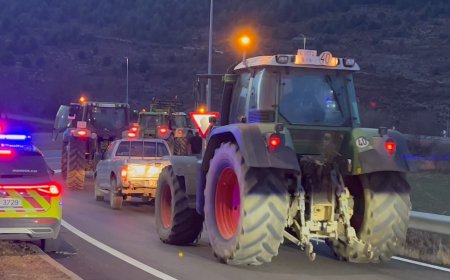 UNA VINTENA DE TRACTORS PROTESTEN AMB UNA MARXA LENTA AL TÚNEL DEL CADÍ
