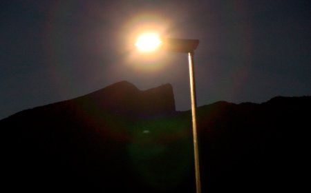 OLIANA MILLORA L’ENLLUMENAT PÚBLIC AMB FANALS SOLARS