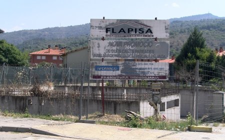 ES RETIRA UNA GRUA DE LA POBLA DE SEGUR 18 ANYS DESPRÉS DE LA SEVA INSTAL·LACIÓ