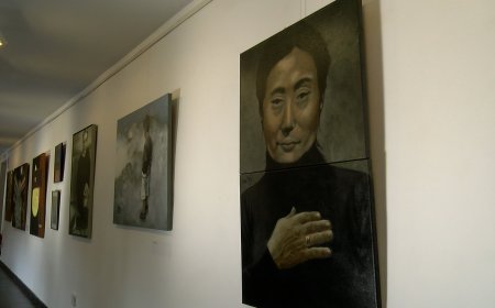 JOHN BURGE EXPOSA “AMB UNA MICA D’AJUDA DELS MEUS AMICS” A LA SALA LA CUINA