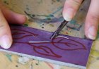 UNA ARTESANA DE MATARÓ CONSOLIDA UN TALLER DE LINOGRAVAT A TREMP