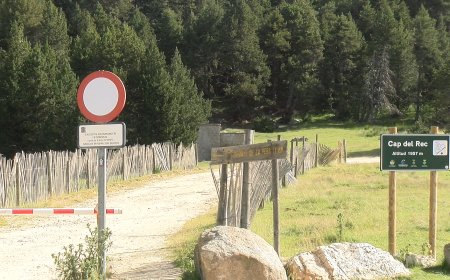 LLES DENUNCIA ACTES VANDÀLICS A LA BARRERA D’ACCÉS A LA MUNTANYA