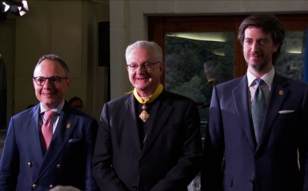 JOAN-ENRIC VIVES ÉS DISTINGIT AMB LA CREU DELS SET BRAÇOS A ANDORRA