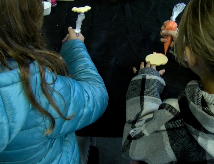 TALLERS FAMILIARS UNEIXEN CASTANYADA I HALLOWEEN A LA SEU D’URGELL