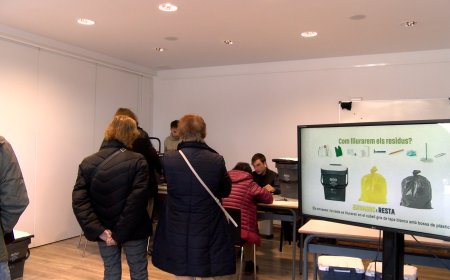 LLÍVIA REPARTEIX PROP DE 200 CUBELLS PER COMENÇAR EL ‘PORTA A PORTA’