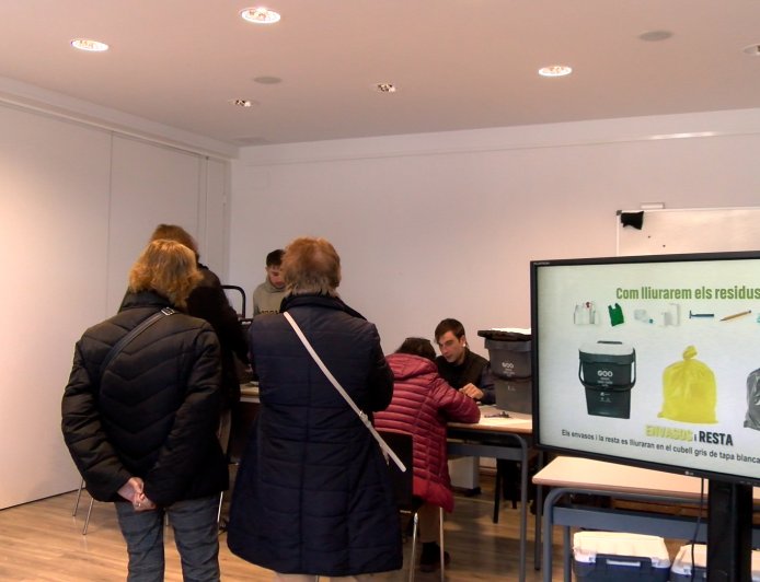LLÍVIA REPARTEIX PROP DE 200 CUBELLS PER COMENÇAR EL ‘PORTA A PORTA’