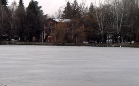 PUIGCERDÀ REFORÇA LA VIGILÀNCIA PER EVITAR QUE ES CAMINI SOBRE EL GEL DE L’ESTANY