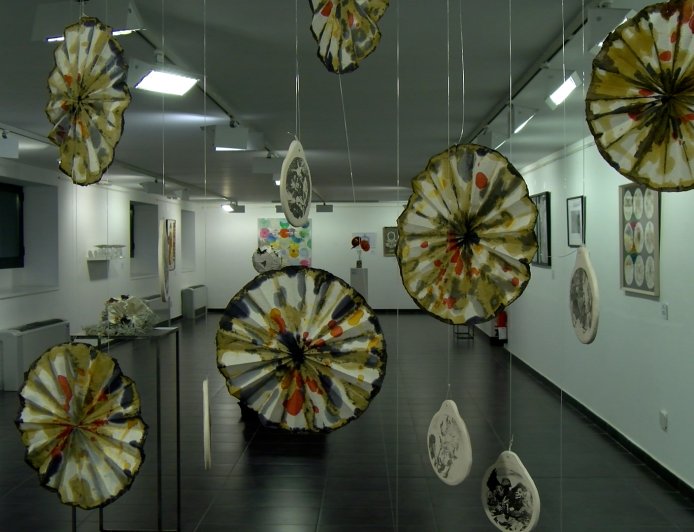 ELS FILTRES DE L’ANTIGA FERRETERIA MALLOL PROTAGONITZEN L’EXPOSICIÓ COL·LECTIVA