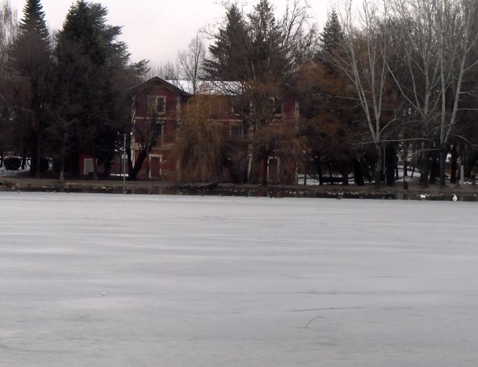 PUIGCERDÀ REFORÇA LA VIGILÀNCIA PER EVITAR QUE ES CAMINI SOBRE EL GEL DE L’ESTANY