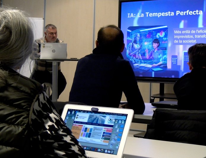 UN TALLER MOSTRA A EMPRESES APLICACIONS DE LA IA EN TASQUES QUOTIDIANES