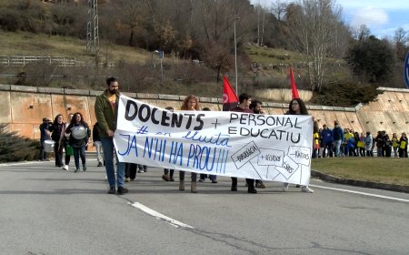 UN CENTENAR DE PERSONES ES MOBILITZEN A LA SEU D’URGELL PER DEFENSAR L’EDUCACIÓ PÚBLICA