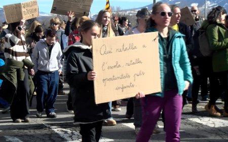 LA VAGA EDUCATIVA FA SORTIR UNES 150 PERSONES ALS CARRERS DE PUIGCERDÀ