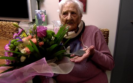 JOSEFA CASES CAUBET REP LA MEDALLA CENTENÀRIA DE LA GENERALITAT