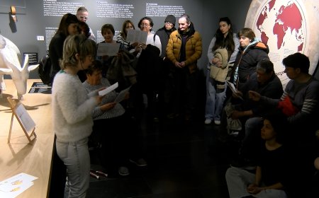 TRES GUIES ESTRENEN UNA VISITA INCLUSIVA A LA SALA DEL FORMATGE DE L’ESPAI ERMENGOL