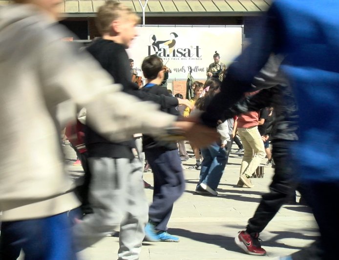 TRES-CENTS ALUMNES DE L’ALT URGELL S’UNEIXEN PER CELEBRAR EL DIA DANSA’T