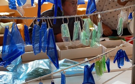 LA FUNDACIÓ ADIS POSA A LA VENDA ARRACADES FETES AMB PLÀSTIC RECICLAT