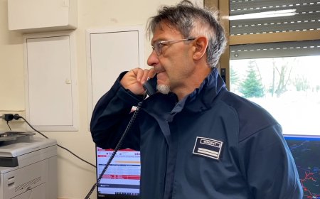 UNA TRENTENA DE BOMBERS AGAFEN EL RELLEU AL COS DE VOLUNTARIS DE PUIGCERDÀ