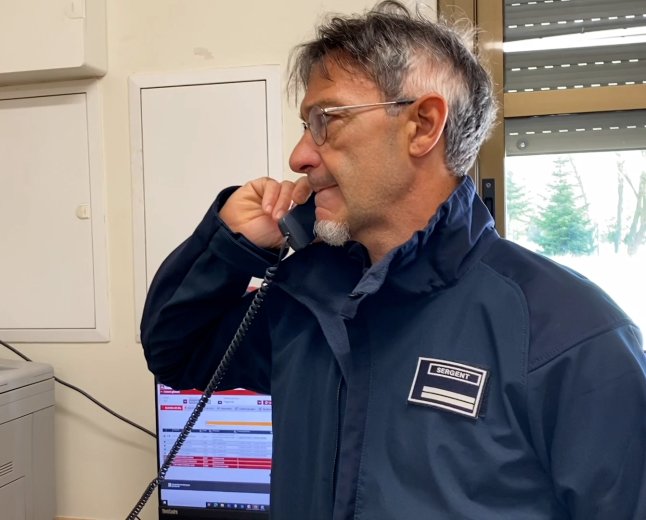 UNA TRENTENA DE BOMBERS AGAFEN EL RELLEU AL COS DE VOLUNTARIS DE PUIGCERDÀ