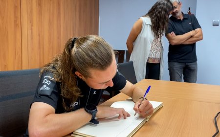 LLÍVIA RET HOMENATGE A LA CICLISTA LOCAL PAULA BLASI QUE ACABA DE GUANYAR LA VUELTA