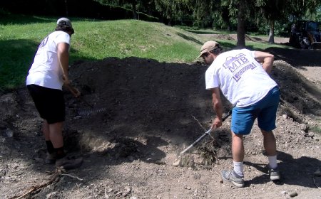 UN GRUP DE VEÏNS D’ALP AFICIONATS A LA BICICLETA RECUPERA UN ANTIC CIRCUIT DE BMX