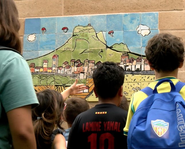  ELS ALUMNES DE DIBUIX I CERÀMICA  INAUGUREN UN MURAL INSPIRAT EN ORGANYÀ