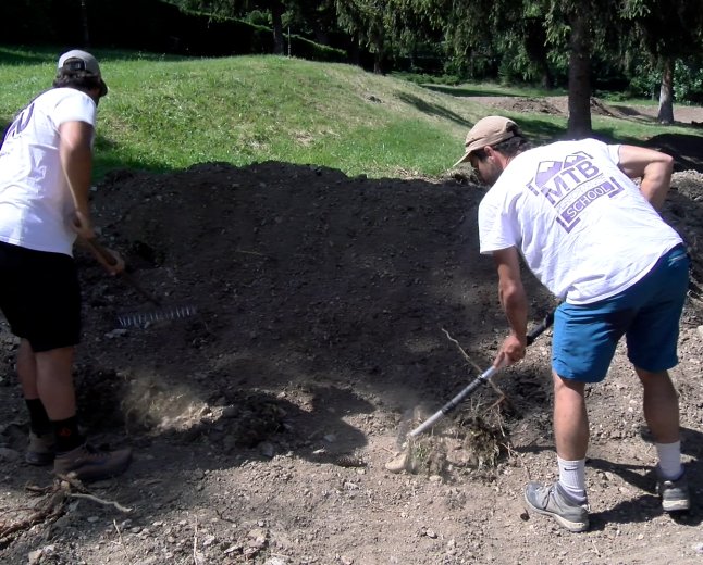 UN GRUP DE VEÏNS D’ALP AFICIONATS A LA BICICLETA RECUPERA UN ANTIC CIRCUIT DE BMX