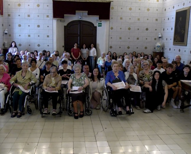 PERSONES GRANS I JOVES DE LA SEU D’URGELL CONNECTEN AMB EL PROJECTE ‘ENS ESCRIVIM’