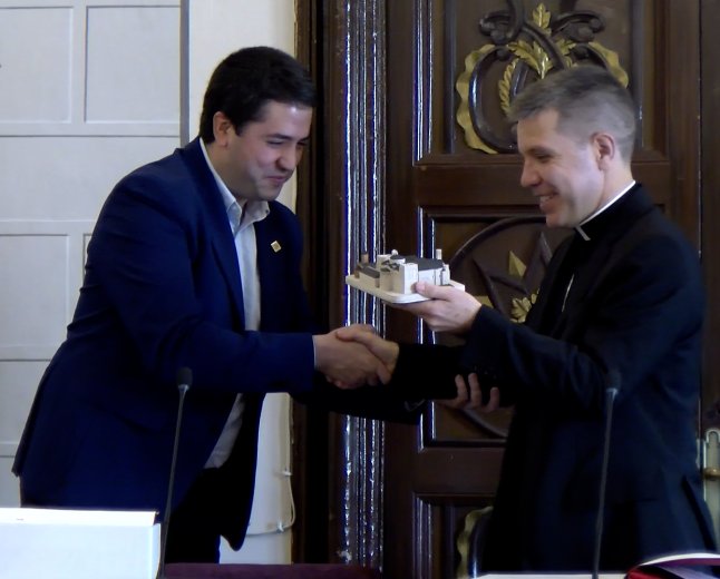 PROJECTES CONJUNTS DE FUTUR CENTREN LA PRIMERA VISITA DEL BISBE D’URGELL A L’AJUNTAMENT DE LA SEU