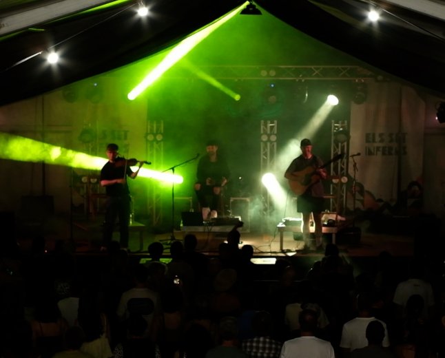 ELS SET INFERNS TANCA TRES DIES DE JAZZ I FOLK MARIDATS AMB DANSA I POESIA