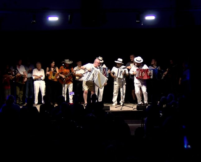 LA TROBADA AMB ELS ACORDIONISTES DEL PIRINEU HOMENATJA ARTUR BLASCO EN LA CLOENDA