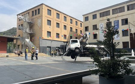  DOS OPERARIS FERITS EN BOLCAR LA GRUA AMB QUÈ COL·LOCAVEN LES BANDEROLES DE LA FESTA MAJOR DE LA SEU