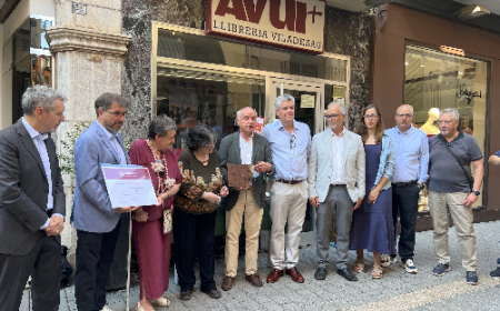 LA LLIBRERIA VILADESAU DE PUIGCERDÀ REB EL GUARDÓ ALS ESTABLIMENTS HISTÒRICS 