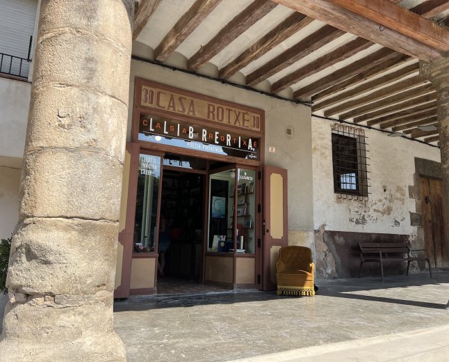 LA LLIBRERIA CASA ROTXÉ REOBRE UN ESTABLIMENT HISTÒRIC DE PERAMOLA 
