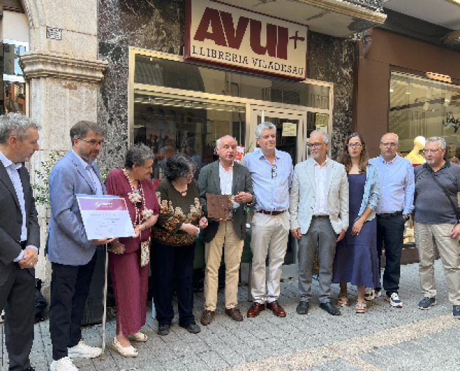 LA LLIBRERIA VILADESAU DE PUIGCERDÀ REB EL GUARDÓ ALS ESTABLIMENTS HISTÒRICS 