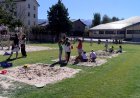  L’ESCOLA JAUME I DE LLÍVIA ESTRENA NOU PATI, AMB ELEMENTS DE JOC DE FUSTA I UN GRAN SORRAL