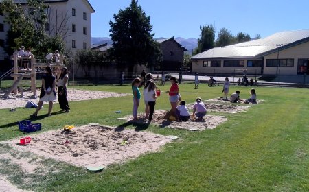  L’ESCOLA JAUME I DE LLÍVIA ESTRENA NOU PATI, AMB ELEMENTS DE JOC DE FUSTA I UN GRAN SORRAL