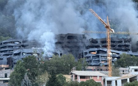 UN INCENDI ARRASA UNA URBANITZACIÓ DE SET BLOCS DE PISOS A ORDINO