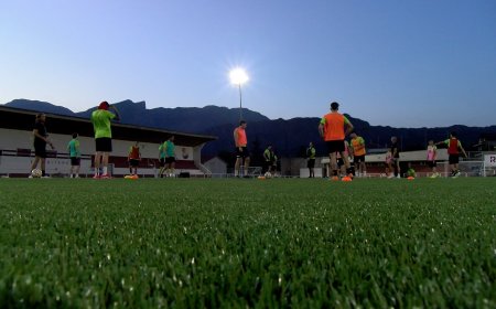 EL CE OLIANA ESTRENA LA GESPA ARTIFICIAL DEL CAMP DE FUTBOL MUNICIPAL
