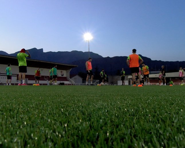 EL CE OLIANA ESTRENA LA GESPA ARTIFICIAL DEL CAMP DE FUTBOL MUNICIPAL