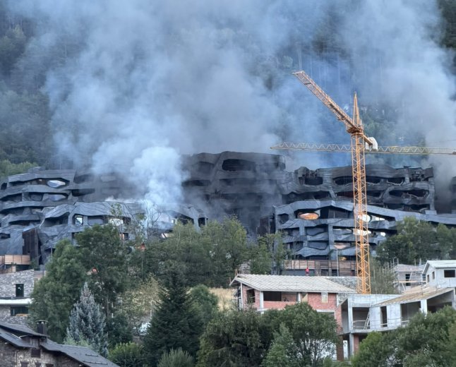 UN INCENDI ARRASA UNA URBANITZACIÓ DE SET BLOCS DE PISOS A ORDINO