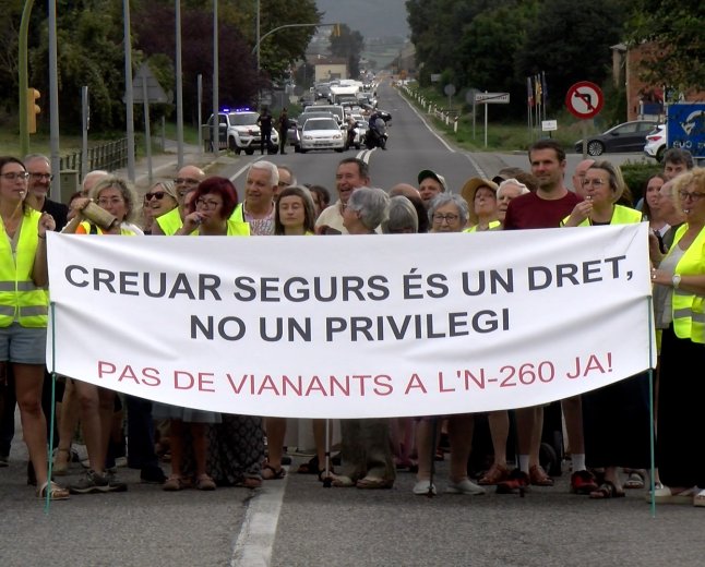  UN CENTENAR DE VEÏNS RECLAMEN UN PAS DE VIANANTS A CASTELLCIUTAT
