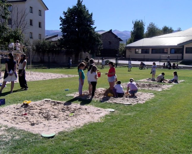  L’ESCOLA JAUME I DE LLÍVIA ESTRENA NOU PATI, AMB ELEMENTS DE JOC DE FUSTA I UN GRAN SORRAL