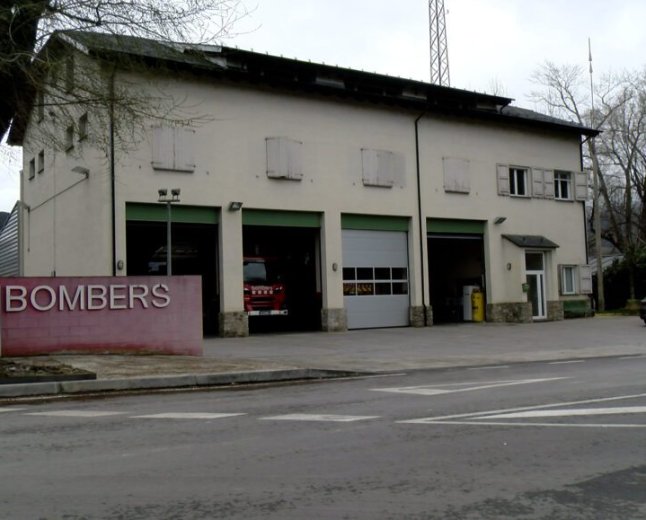 BOMBERS DEL PIRINEU SE SUMEN A LA MANIFESTACIÓ PER RECLAMAR UNES CONDICIONS LABORALS MÉS SEGURES